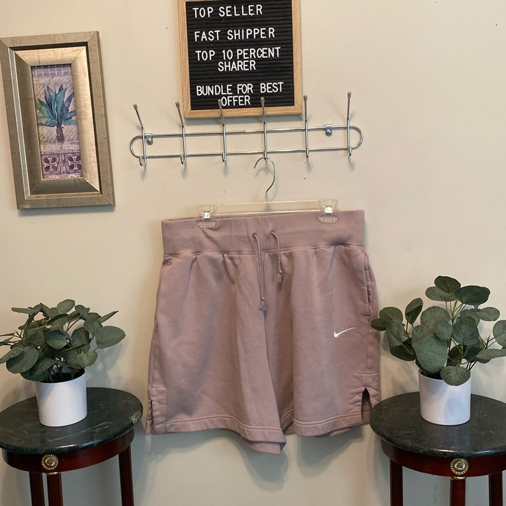 Nike Shorts Sz 1X in Dusty Pink. Side Slits and pockets. Gently Worn.